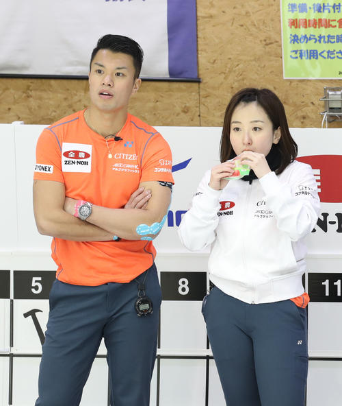 吉田・清水対藤沢山口 第4エンドを終え、りんごを食べる藤沢(右)と山口(撮影・河野匠)