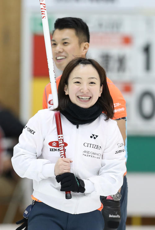 吉田・清水対藤沢山口 第7エンド、笑顔を見せる藤沢(手前)と山口(撮影・河野匠)
