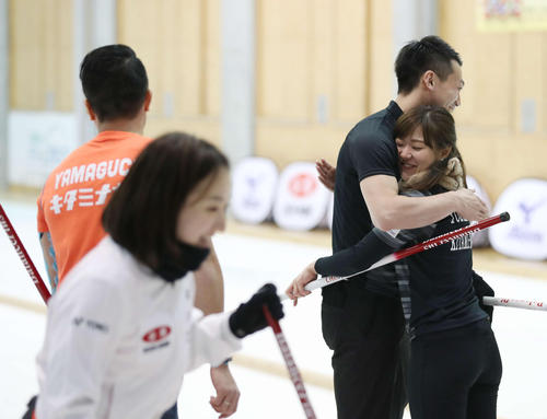 吉田・清水対藤沢山口 決勝進出を逃し抱き合う、右から吉田知、清水徹。左手前から決勝進出を決めた藤沢、山口(撮影・河野匠)