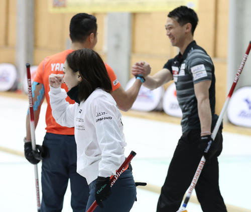 吉田・清水対藤沢山口 決勝進出を決め、ガッツポーズを見せる藤沢(手前)。後方左から山口、清水徹(撮影・河野匠)