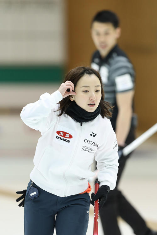 吉田・清水対藤沢山口 第2エンド、髪をかき上げる藤沢。後方は清水徹(撮影・河野匠)