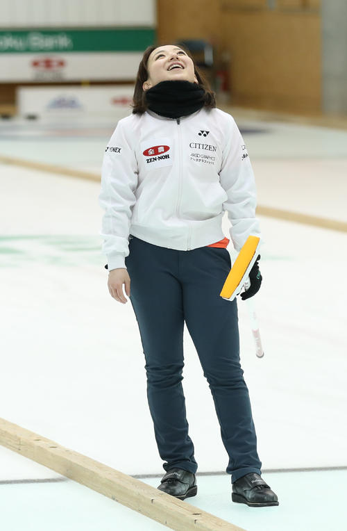 吉田・清水対藤沢山口 第2エンド、ショットがうまくいかず天を仰ぐ藤沢(撮影・河野匠)