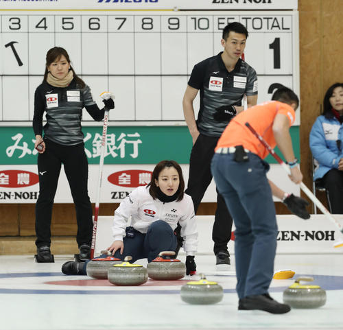 吉田・清水対藤沢山口 第3エンド、山口(手前)の放ったストーンを呼び込む藤沢(中央)。後方左は吉田知、同右は清水徹(撮影・河野匠)