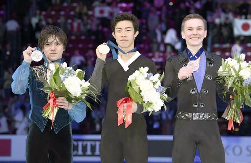 メダルを手にする宇野昌磨。中央は優勝したネーサン・チェン、右は３位のミハイル・コリャダ（共同）