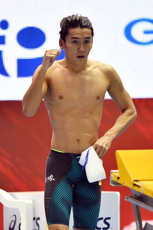 男子４００メートル自由形決勝　萩野を破り優勝を決めた江原はガッツポーズする（撮影・滝沢徹郎）