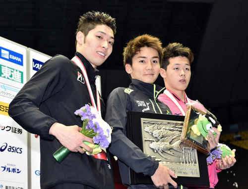 男子４００メートル自由形決勝で江原（中央）に敗れ準優勝に終わった萩野（左）は表彰式で写真に収まる。右は３位の吉田（撮影・滝沢徹郎）