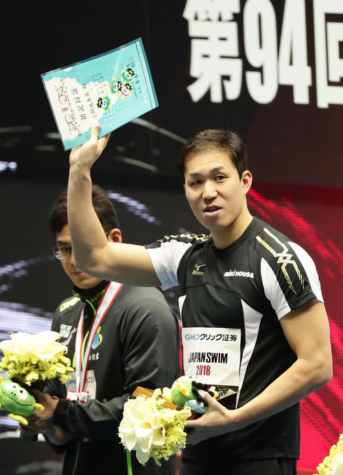 男子５０メートル平泳ぎ決勝　日本新記録で優勝して声援に応える小関（撮影・丹羽敏通）