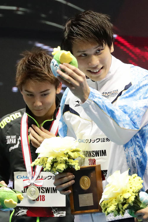 男子２００メートル自由形決勝で優勝した松元（右）（撮影・丹羽敏通）