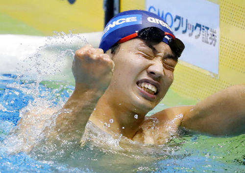 男子１５００メートル自由形で優勝し、ガッツポーズする竹田渉瑚（共同）