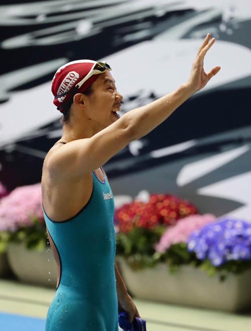 女子１００メートル背泳ぎ決勝　優勝して観客の声援に応える小西（撮影・丹羽敏通）