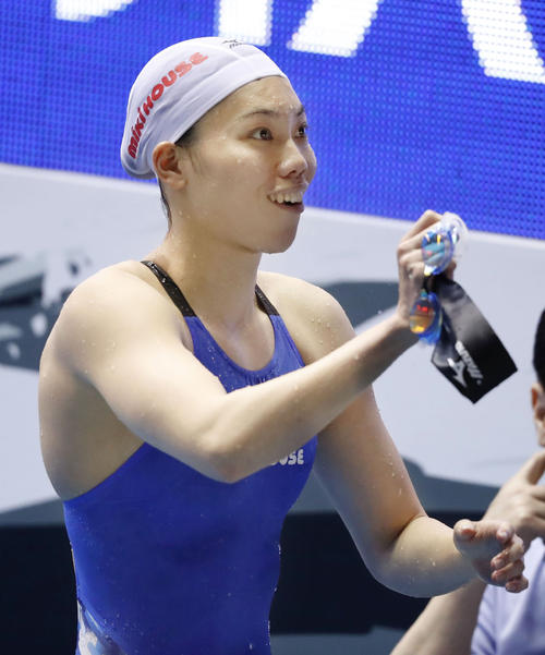 女子１００メートル平泳ぎで２連覇し、笑顔の青木玲緒樹（共同）