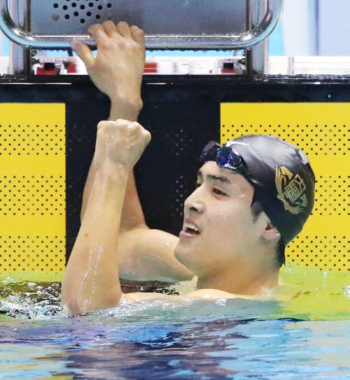 男子２００メートルバタフライで初優勝し、ガッツポーズする幌村尚（共同）