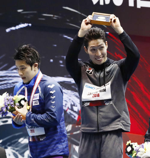 男子２００メートル個人メドレーで７連覇し、表彰式で喜ぶ萩野公介。左は２位の瀬戸大也（共同）