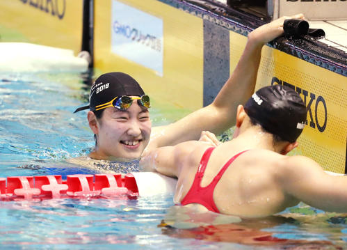 女子５０メートル背泳ぎで優勝し、笑顔を見せる酒井夏海（共同）