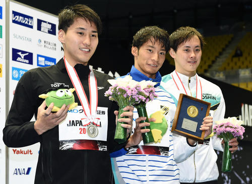 男子２００メートル背泳ぎ決勝　優勝を決めた入江（中央）は表彰式で笑顔で写真に収まる。左は２位の砂間。右は３位の金子（撮影・滝沢徹郎）