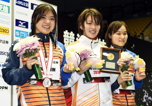 女子２００メートルバタフライ決勝　長谷川（左）に勝利し優勝を決めた持田（中央）は表彰式で笑顔で写真に収まる。右は３位の牧野（撮影・滝沢徹郎）