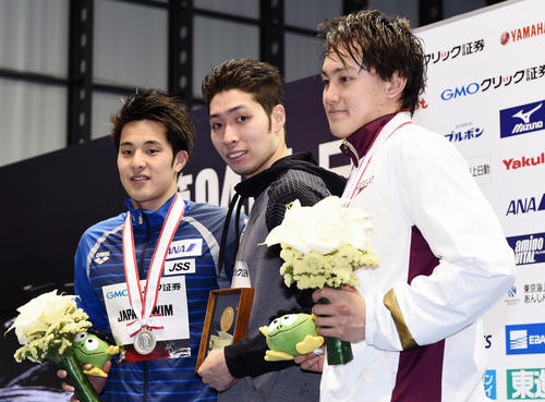 男子４００ メートル 個人メドレー決勝　優勝を決めた萩野（中央）は表彰式で写真に収まる。左は２位の瀬戸。右は３位の竹内（撮影・滝沢徹郎）