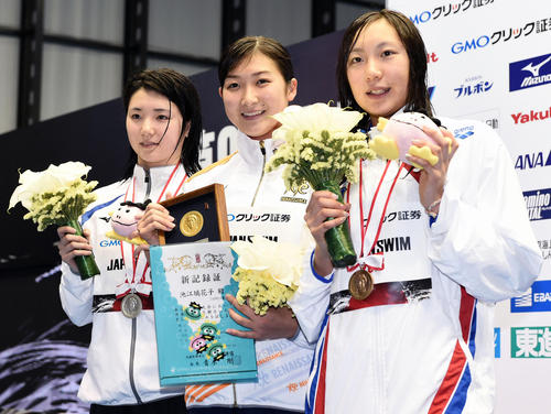 女子50 メートル バタフライ決勝　出場４種目で日本記録で優勝した池江（中央）。右は３位の相馬。左は２位の平山（撮影・滝沢徹郎）