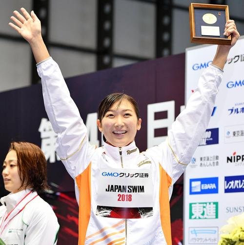 女子１００ メートル 自由形決勝　自身の日本記録を更新し優勝を決めた池江は表彰式で笑顔を見せる（撮影・滝沢徹郎）