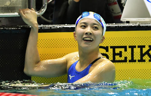 女子４００ メートル 個人メドレー決勝　自身の持つ日本記録を更新し優勝を決めた大橋は笑顔を見せる（撮影・滝沢徹郎）