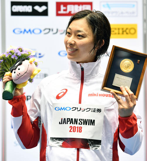 女子５０メートル平泳ぎ決勝　予選で自身の持つ日本記録を更新し優勝を決めた鈴木は表彰式で笑顔を見せる（撮影・滝沢徹郎）