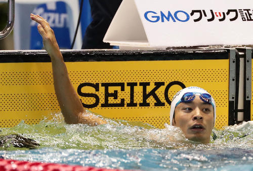 男子１００メートル背泳ぎ決勝で優勝した入江（撮影・丹羽敏通）