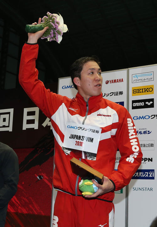 男子１００メートル平泳ぎ決勝　優勝して声援に応える小関（撮影・丹羽敏通）