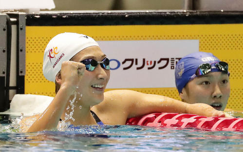 女子１００メートルバタフライ決勝　日本新記録で優勝してガッツポーズを決める池江。奥は４位の相馬（撮影・丹羽敏通）