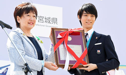 パレードの出発式で羽生（中央）は郡仙台市長から記念品を受け取る（撮影・山崎安昭）