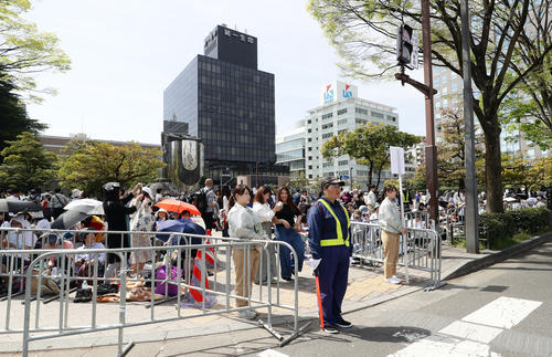 羽生のパレードを見るため、仙台市内は朝から大勢のファンが沿道の場所取りをしていた（撮影・浅見桂子）