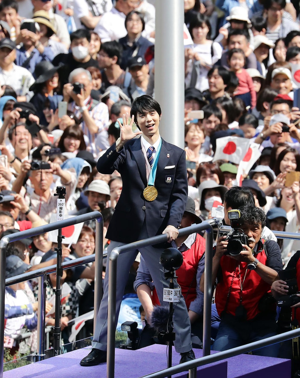 沿道に集まった１０万８０００人のファンの声援を受け、地元球団楽天の「ＢＵＲＮ！」のポーズをする羽生（撮影・浅見桂子）