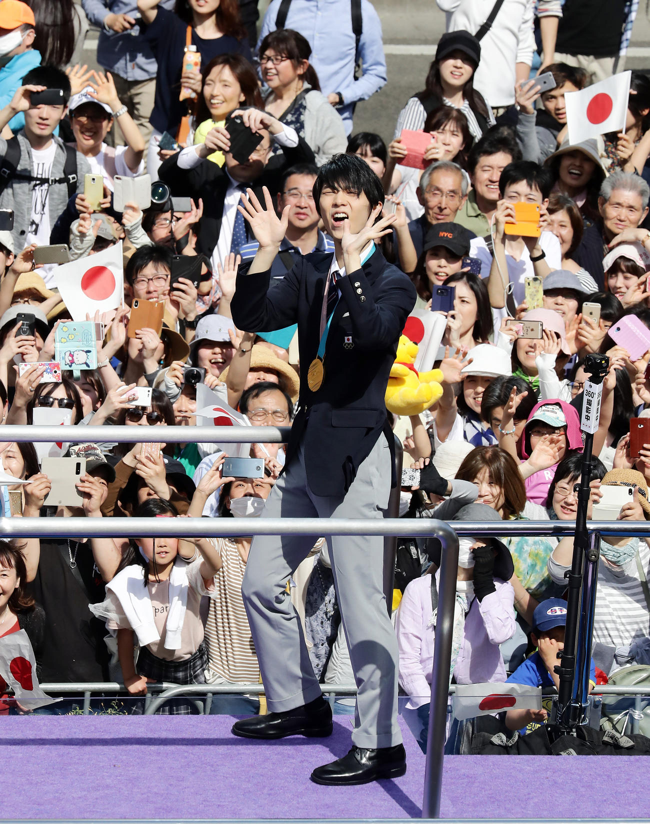 沿道に集まったファンの声援を受け、パレードで「ありがとう～」と大声で叫ぶ羽生（18年４月）
