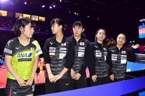 中国に敗れて銀メダルとなり、スタンドにあいさつする（左から）平野美宇、長崎美柚、早田ひな、石川佳純、伊藤美誠（共同）