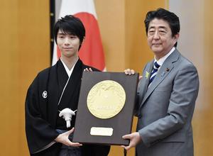 羽生結弦 羽織、袴姿で国民栄誉賞「体磨きながら」 - フィギュア