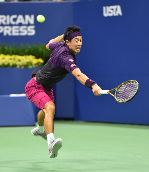 男子シングルス準決勝でボールに食らいつく錦織（撮影・菅敏）