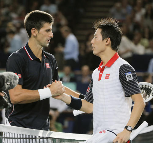 シングルス準決勝でジョコビッチ（左）にストレートで敗れ握手する錦織（共同）（１４年１１月１５日）