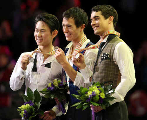 2013年3月15日、フィギュア世界選手権 メダルを手に笑顔を見せる、左から2位デニス・テンさん、1位パトリック・チャン、3位ハビエル・フェルナンデス(撮影・井上学)