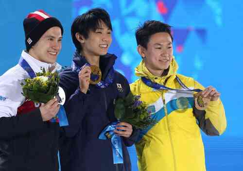 2014年2月15日、ソチ五輪フィギュアスケート男子表彰式 記念撮影する、右からデニス・テンさん、羽生結弦、パトリック・チャン