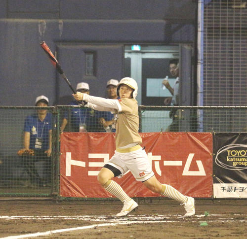 ソフトボール世界選手権 予選リーグ 日本対イタリア 1回裏無死 初球、先頭打者本塁打を放つ山田外野手(撮影・戸田月菜)