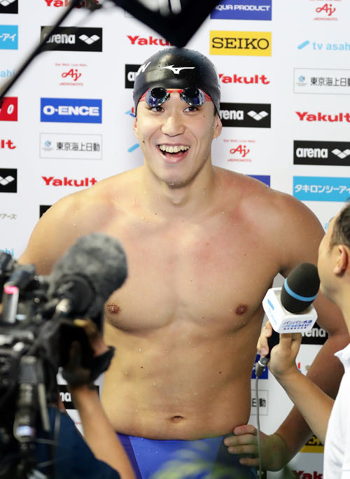 男子100 メートル 平泳ぎ決勝 小関は金メダルを決め、インタビューで笑顔を見せる(撮影・浅見桂子)