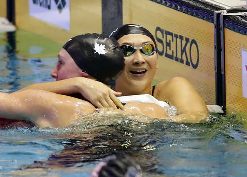 女子200 メートル 自由形決勝 池江は日本新記録で銀メダルを決め、隣の選手と笑顔で称え合う(撮影・浅見桂子)