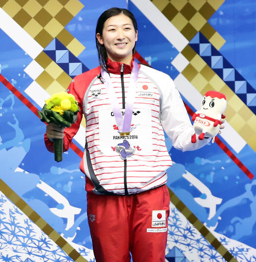 女子200 メートル 自由形で銀メダルを獲得し笑顔を見せる池江(撮影・浅見桂子)
