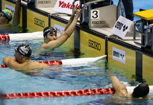 男子400 メートル 個人メドレー決勝 優勝したケイリシュ(左)の奥で悔しそうな萩野(奥)と瀬戸(手前)(撮影・浅見桂子)