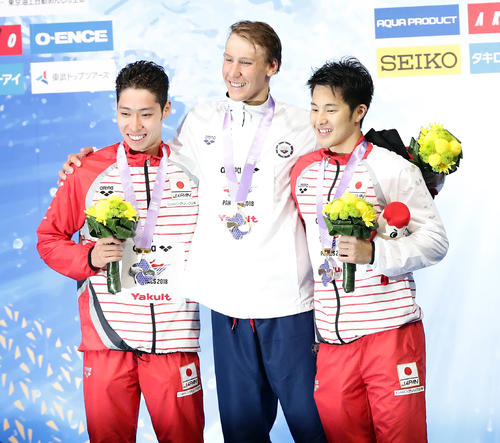 男子400 メートル 個人メドレーの表彰で笑顔を見せる、左から銀メダルの萩野、金メダルのケイリシュ、銅メダルの瀬戸(撮影・浅見桂子)