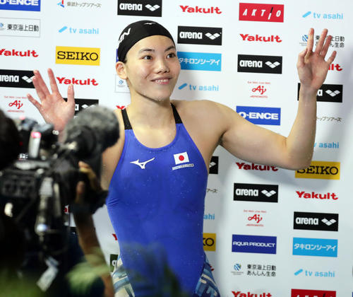 女子100 メートル 平泳ぎで銅メダルを獲得し、笑顔で手を振る青木(撮影・浅見桂子)