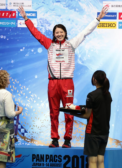 女子400 メートル 個人メドレーで金メダルを獲得した大橋は、スタンドの声援に笑顔で手を振る(撮影・浅見桂子)