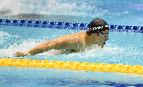 男子２００ メートル バタフライ決勝で力泳する瀬戸（撮影・山崎安昭）