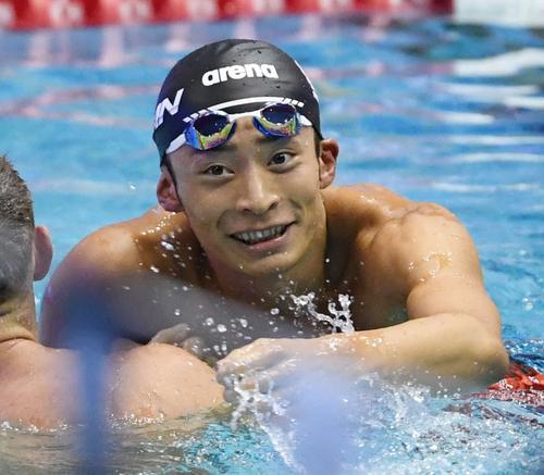 男子１００メートル背泳ぎ　銀メダルの入江（撮影・山崎安昭）