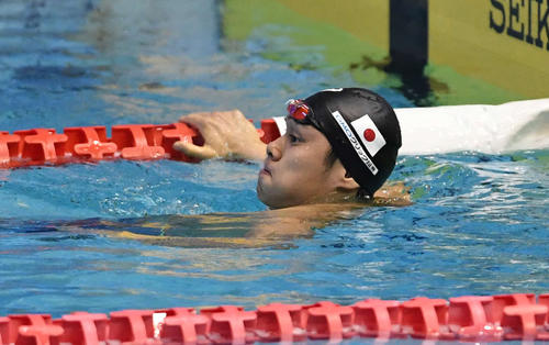 男子１００ メートル 自由形　決勝を終えてタイムを確認する中村（撮影・山崎安昭）