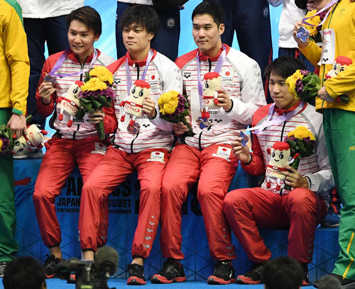男子８００ メートル リレーで銅メダルの日本チームは記念撮影。左から江原、坂田、小堀、松元（撮影・山崎安昭）